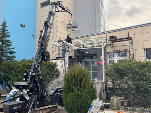 Montaż szklanego zadaszenia z użyciem mini-żurawia — ekipa DBF