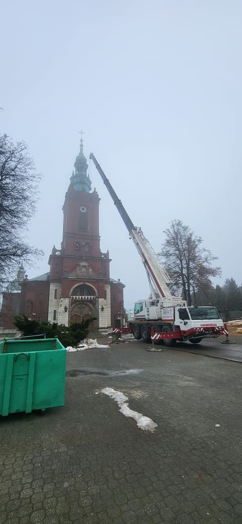 Renowacja wieży zabytkowego kościoła (bez ścian)